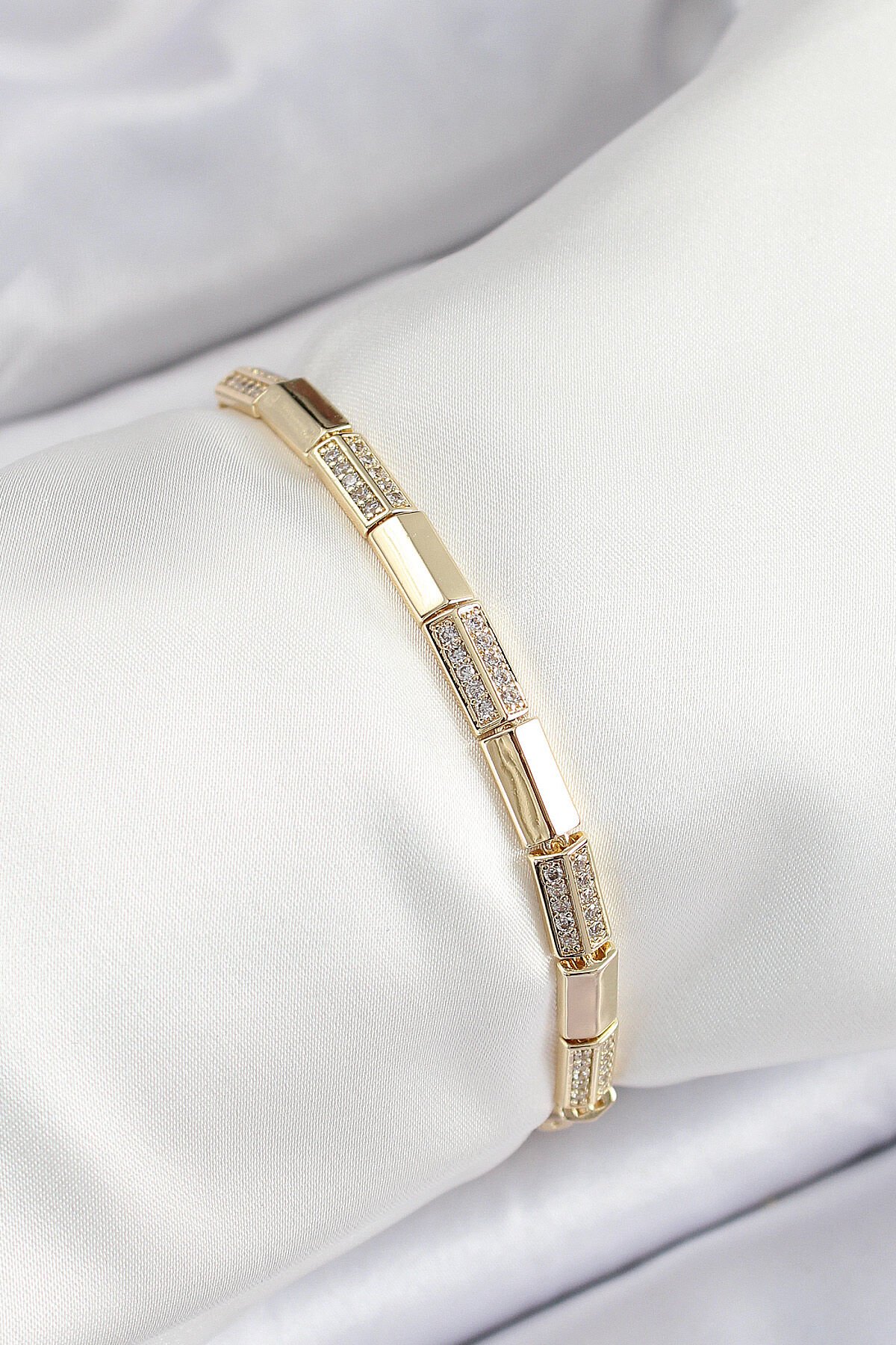 Pirinç Dikdörtgen Model Zirkon Taşlı Gold Renk VİP Seri Kadın Bileklik