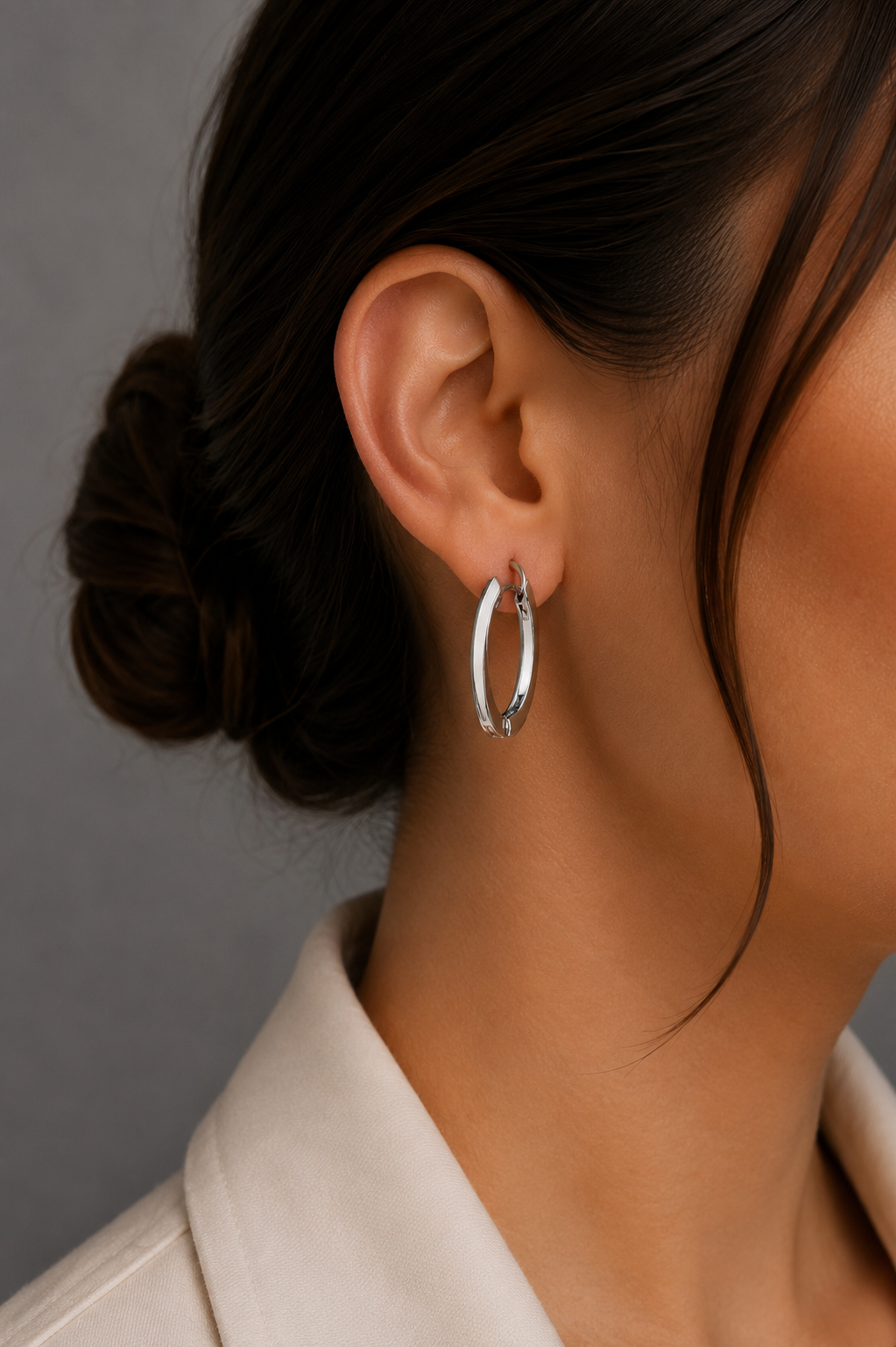 Pirinç Gümüş Renk Zirkon Taşlı Oval Model Küpe