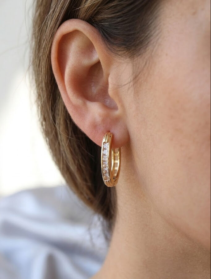 Pirinç Gold Renk Zirkon Taşlı Oval Model Küpe