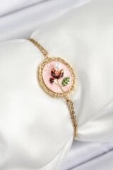 316L Çelik Zincir Pembe Mineli Sanatsal Portre İnci Detaylı Lale Model Gold Renk Kadın Bileklik