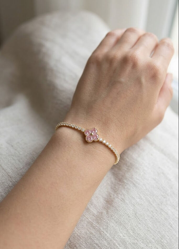 Pirinç Gold Renk Pembe Zirkon Taşlı Yonca Model Su Yolu Kadın Bileklik