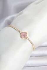 Pirinç Gold Renk Pembe Zirkon Taşlı Yonca Model Su Yolu Kadın Bileklik