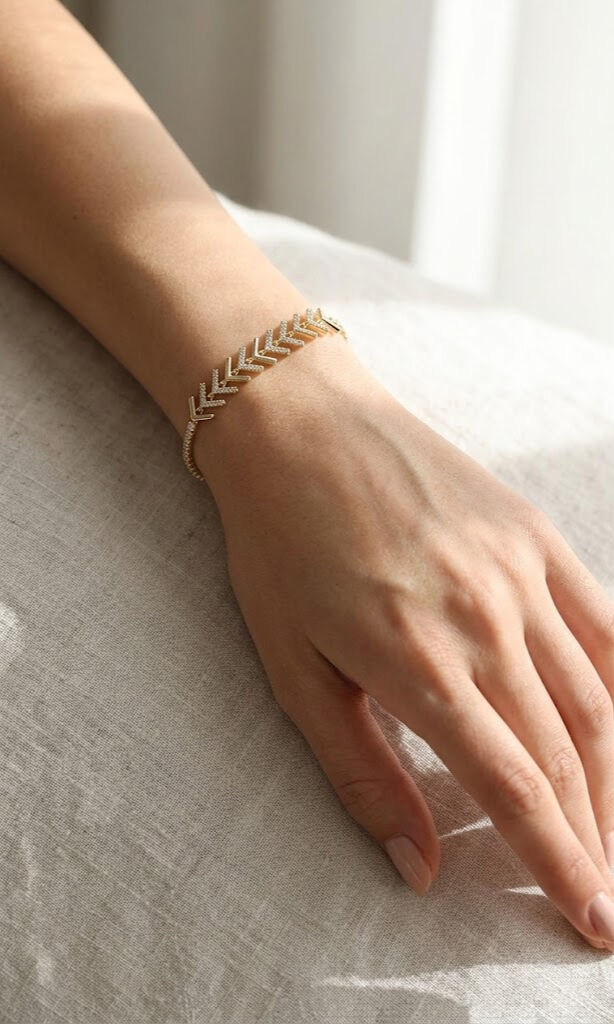 Pirinç Gold Renk Zirkon Taşlı Çavuş Model Su Yolu Kadın Bileklik