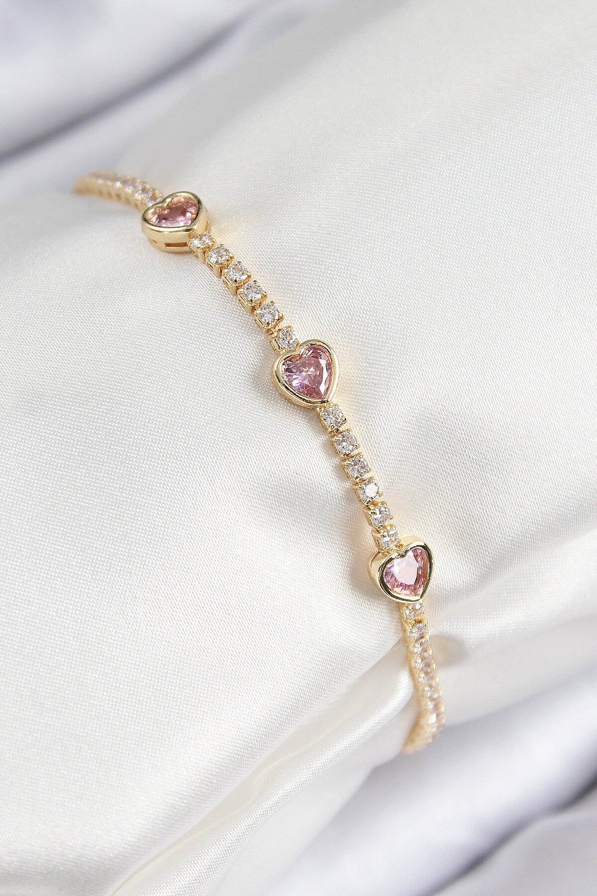 Pirinç Zirkon Taşlı Pembe Kalp Model Gold Renk Kadın Bileklik