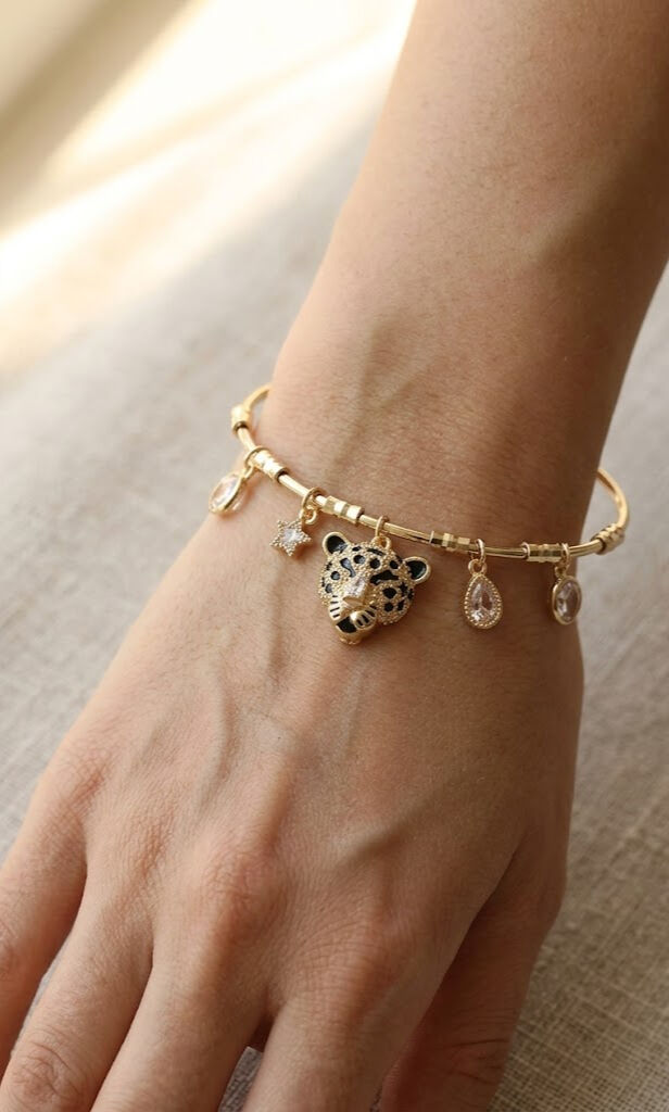 Pirinç Gold Renk Leopar Detaylı Charmlı Kadın Bileklik