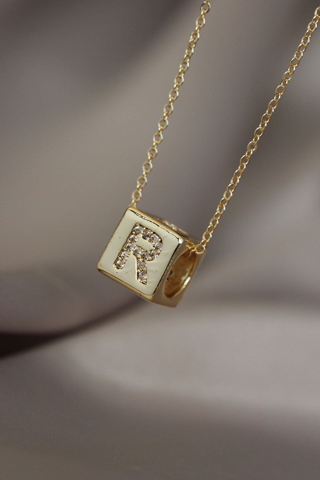Küp Model Gold Renk Zirkon Taşlı R Harfli Kolye