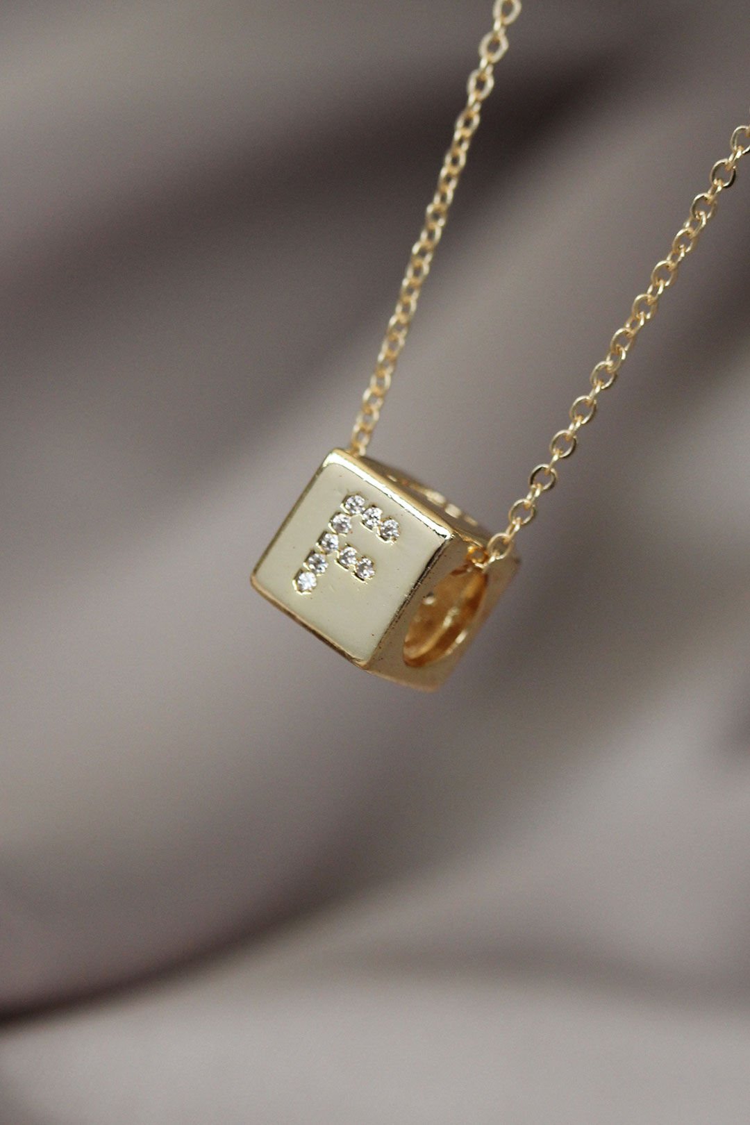 Küp Model Gold Renk Zirkon Taşlı F Harfli Kolye