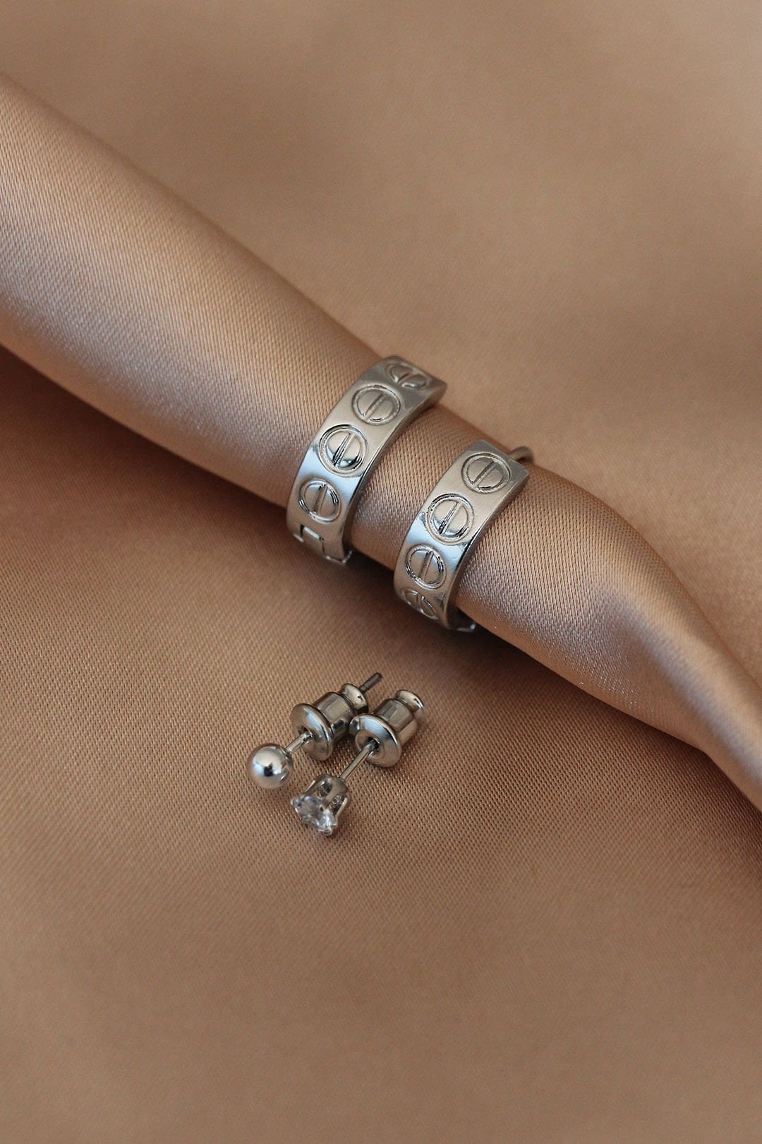 Silver Renk Metal Marka Model Taşlı Küpe Seti