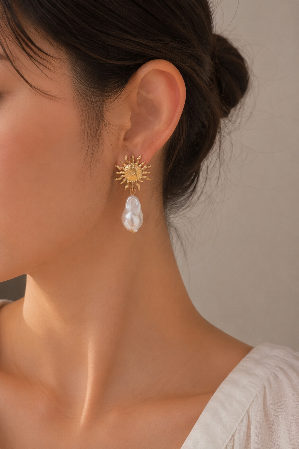 Gold Renk Pirinç Güneş Model Detaylı Kadın Küpe