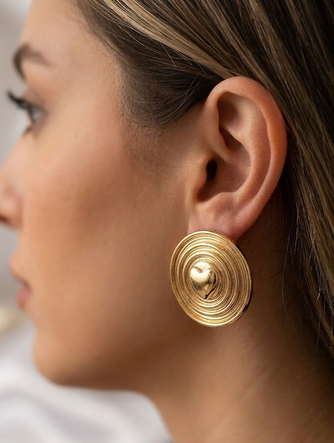 Pirinç Gold Renk Kalp İşlemeli Daire Plaka Model Kadın Küpe