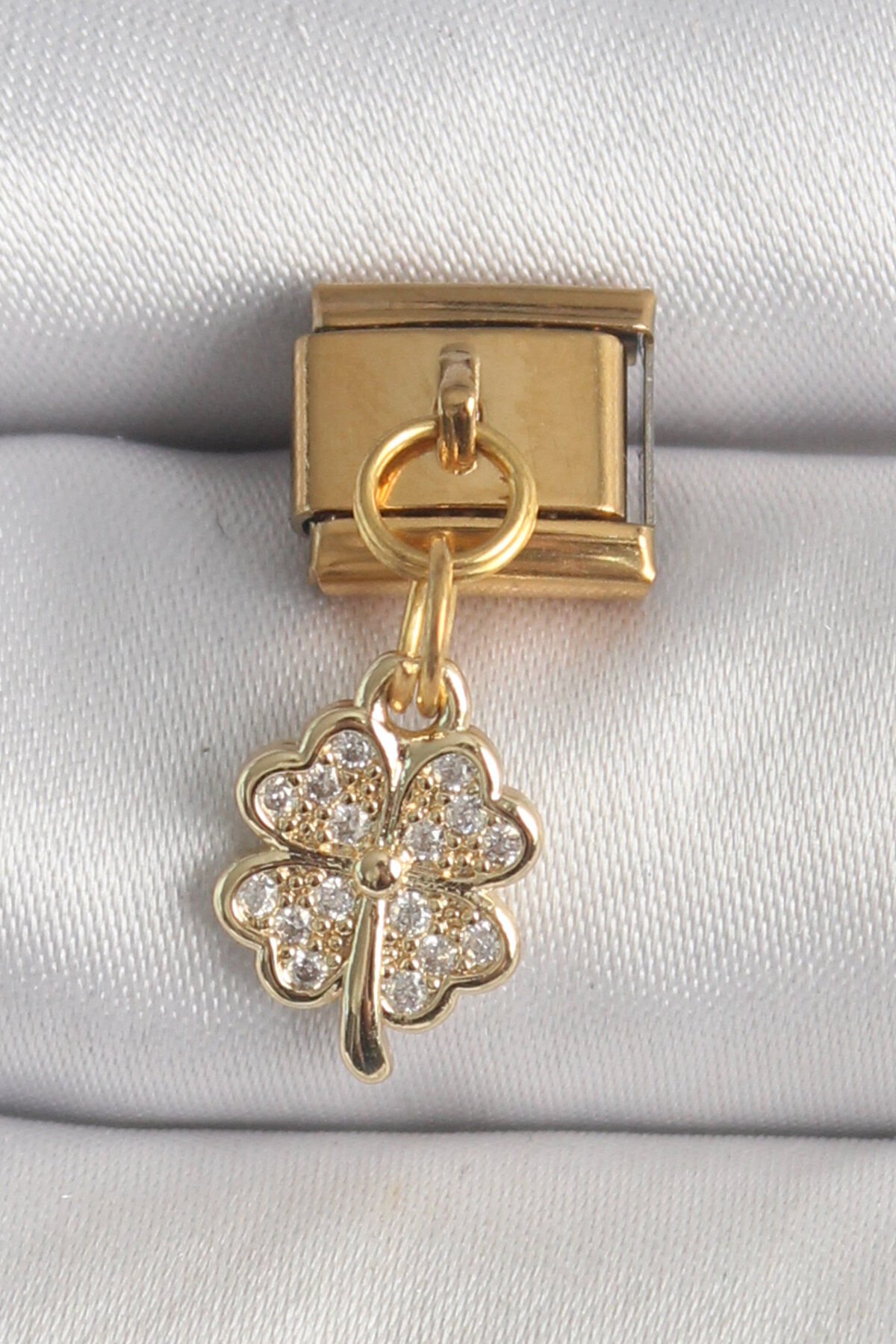 316L Çelik Gold Renk Sallantı Zirkon Taşlı Yonca Model Nomination Charm
