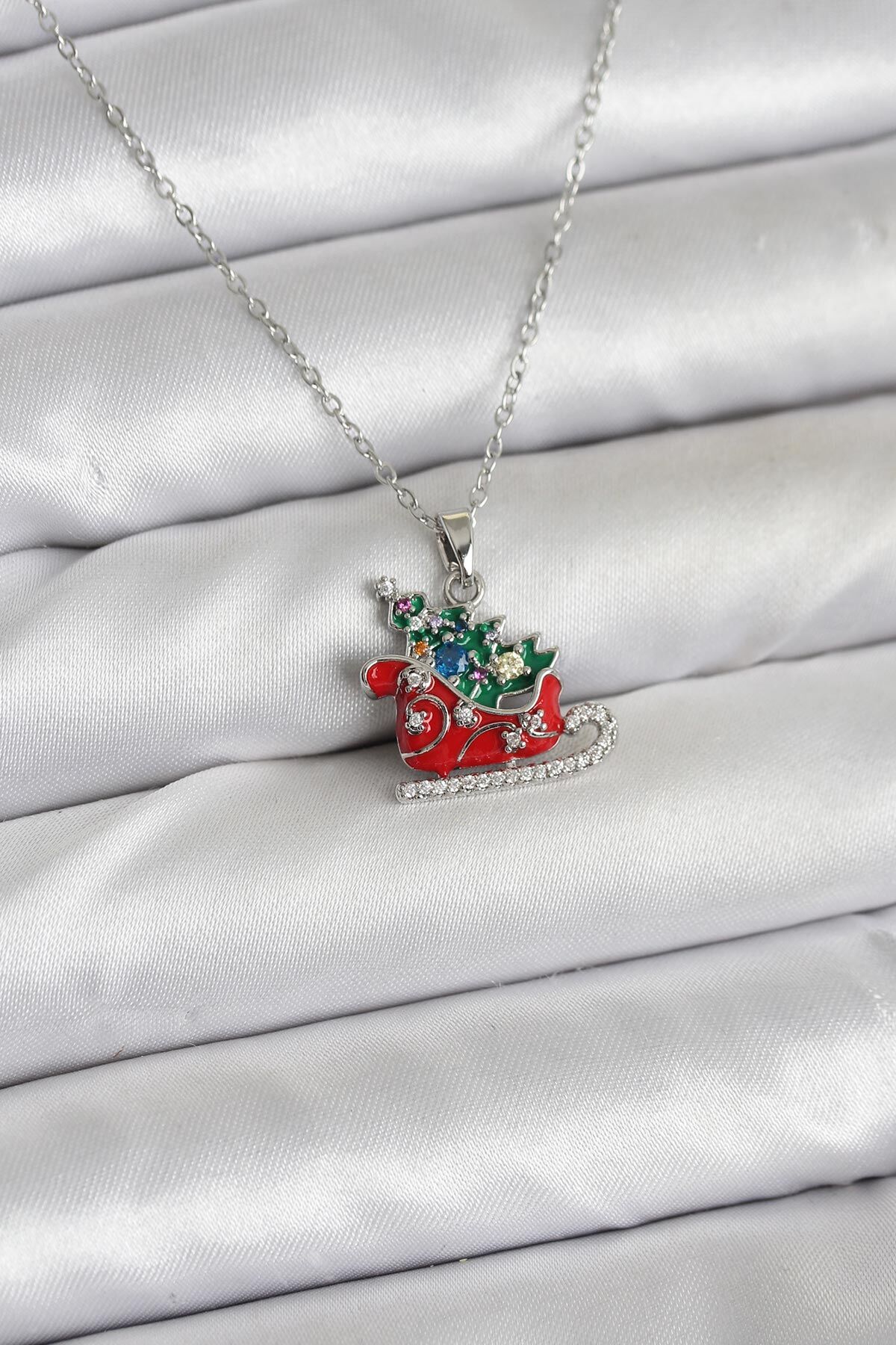 316L Çelik Zincir Gümüş Renk Kızak ve Çam Ağacı Figürlü Yılbaşı Temalı Kadın Kolye