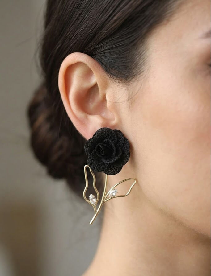 Pirinç Gold Renk Siyah Gül Model Kadın Küpe