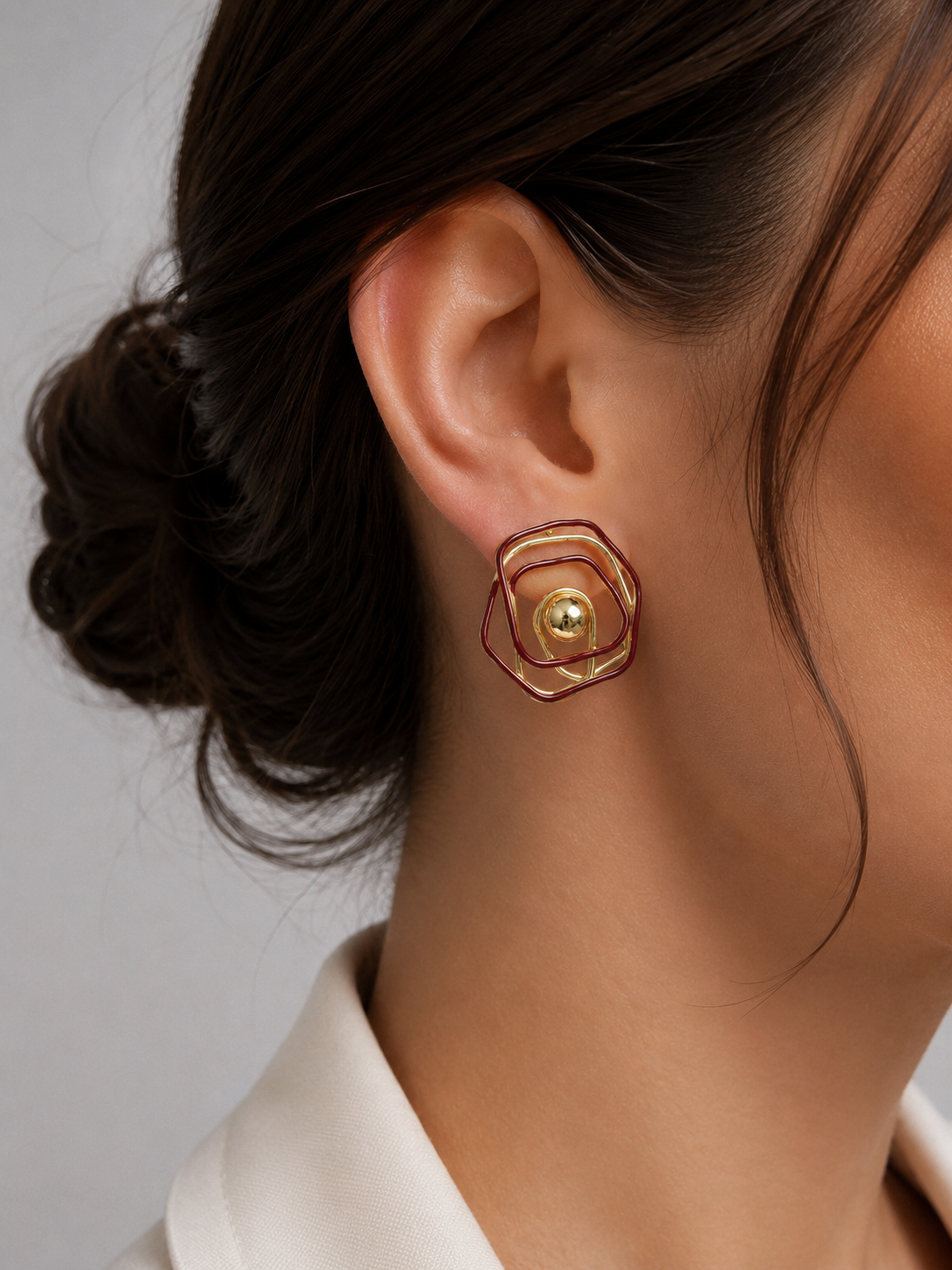 Pirinç Gold Renk Bordo Mineli Geometrik Gül Model Kadın Küpe
