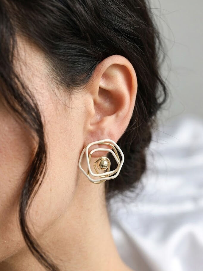 Pirinç Gold Renk Beyaz Mineli Geometrik Gül Model Kadın Küpe