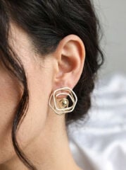 Pirinç Gold Renk Beyaz Mineli Geometrik Gül Model Kadın Küpe