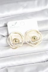 Pirinç Gold Renk Beyaz Mineli Geometrik Gül Model Kadın Küpe