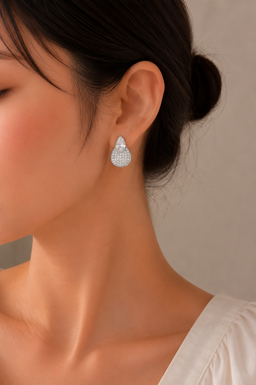 Pirinç Gümüş Renk Zirkon Taşlı Damla Model Kadın Küpe