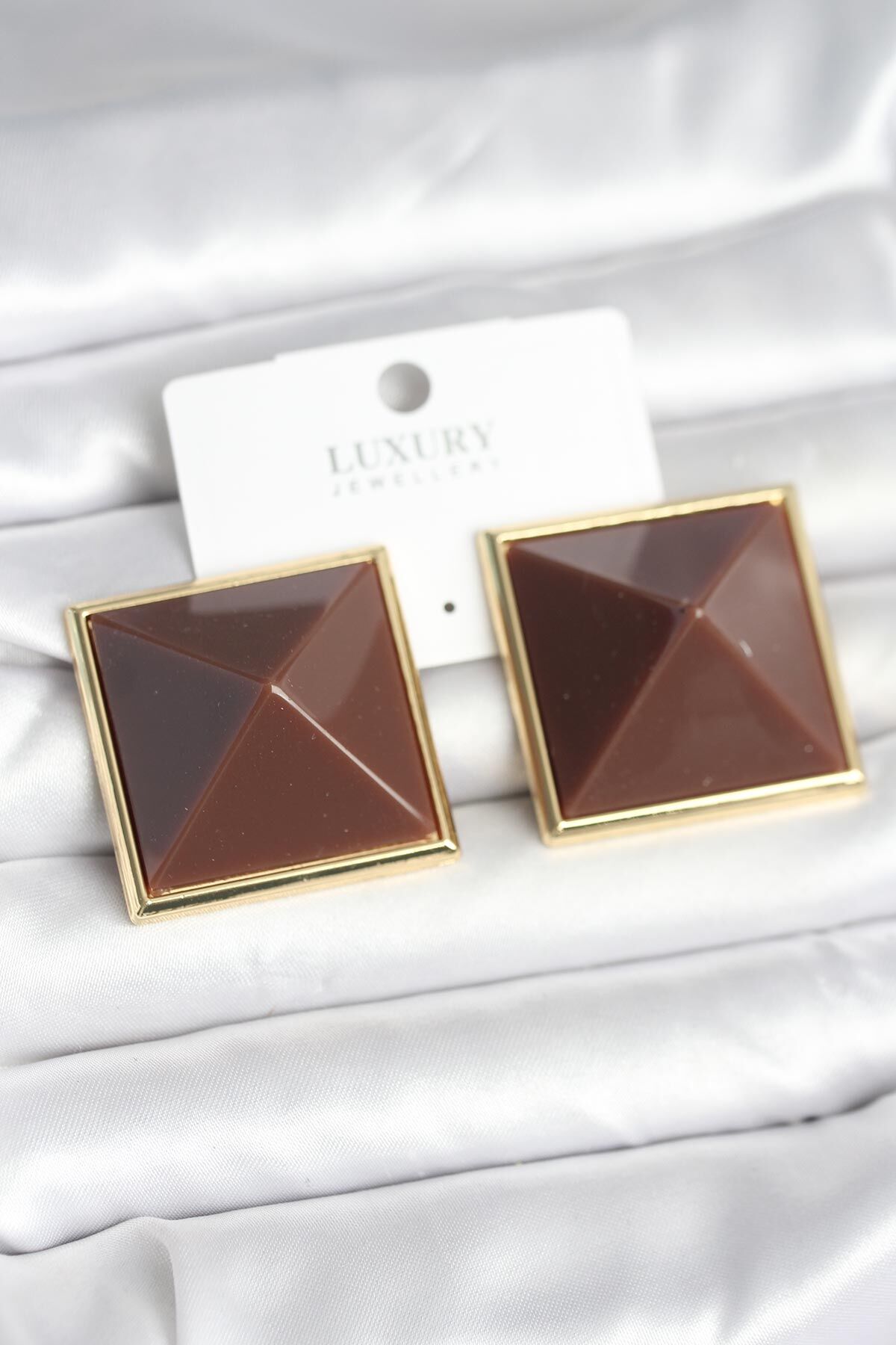 Pirinç Gold Renk Kahverengi Piramit Model Kadın Küpe