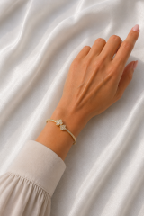 Pirinç Gold Renk Zirkon Taşlı Yonca Model Kadın Kelepçe Bileklik