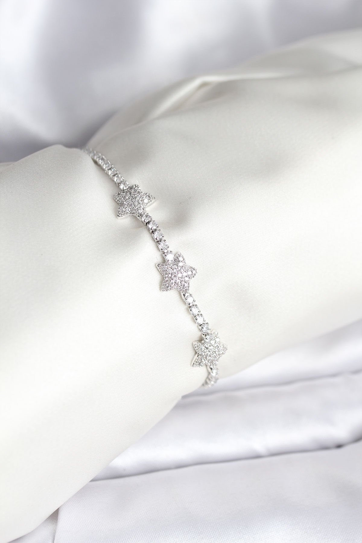 Yıldız Model Zirkon Taşlı Gümüş Renk Pirinç Su Yolu Kadın Bileklik